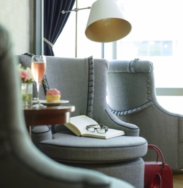 賓客可於佈置時尚的朗廷會行政酒廊由專人辨理入住和退房登記手續。