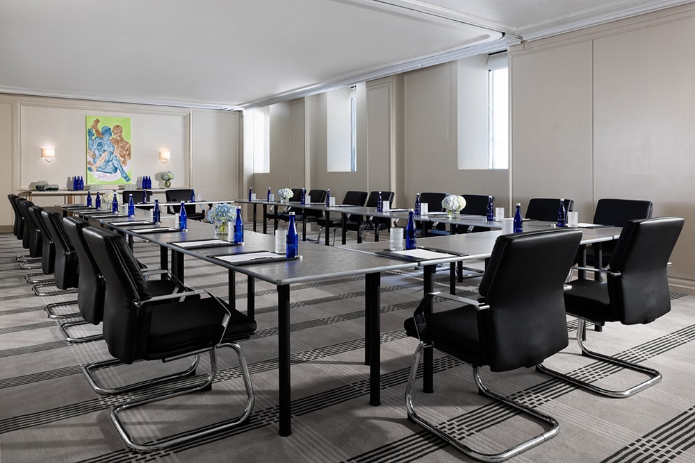 Madison - contemporary and flexible meeting venue with natural light, ivory moldings and an air wall to divide the room into two seperate spaces.