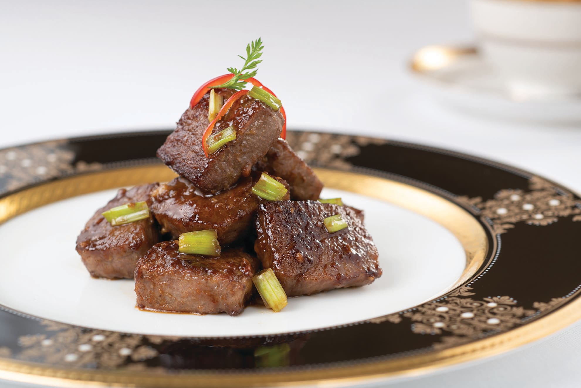 香港朗廷酒店米芝莲三星中菜食府唐阁供应青芥爆日本和牛粒,日本和牛粒配上青芥,入口即溶,让人回味。